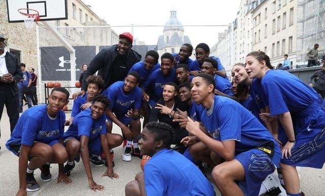 Neymar daje koszulkę Stephenowi Curry'emu